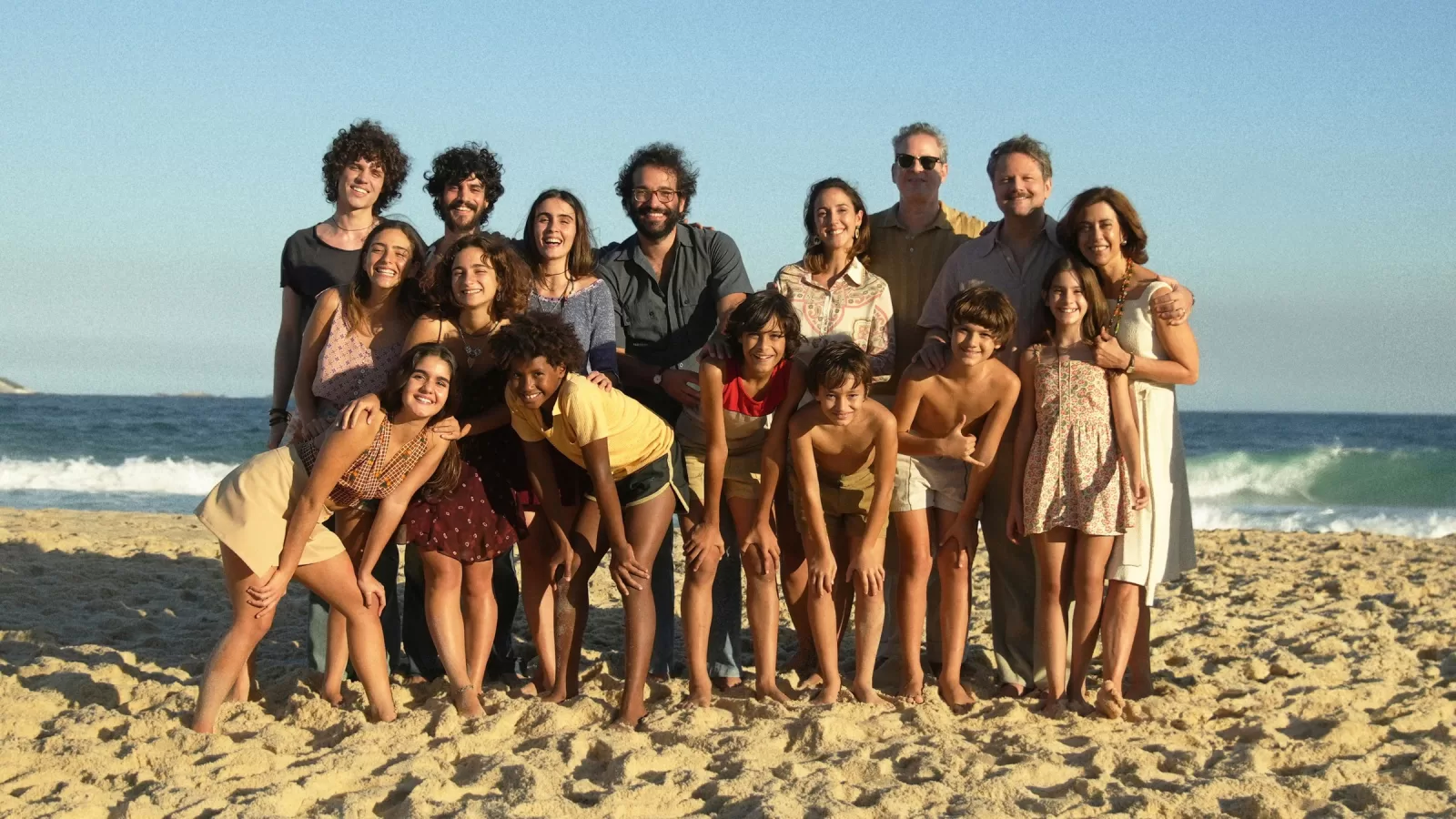 Una madre y sus hijos ríen juntos en una playa de Río de Janeiro en una escena familiar de los años setenta