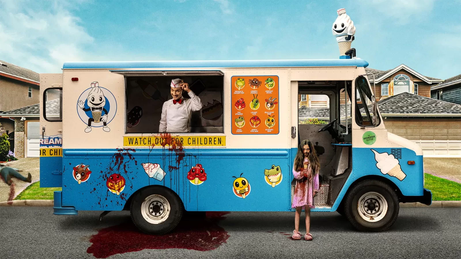 Heladero sonriente asomado a un camión de helados celeste manchado de sangre junto a una niña en una calle de barrio