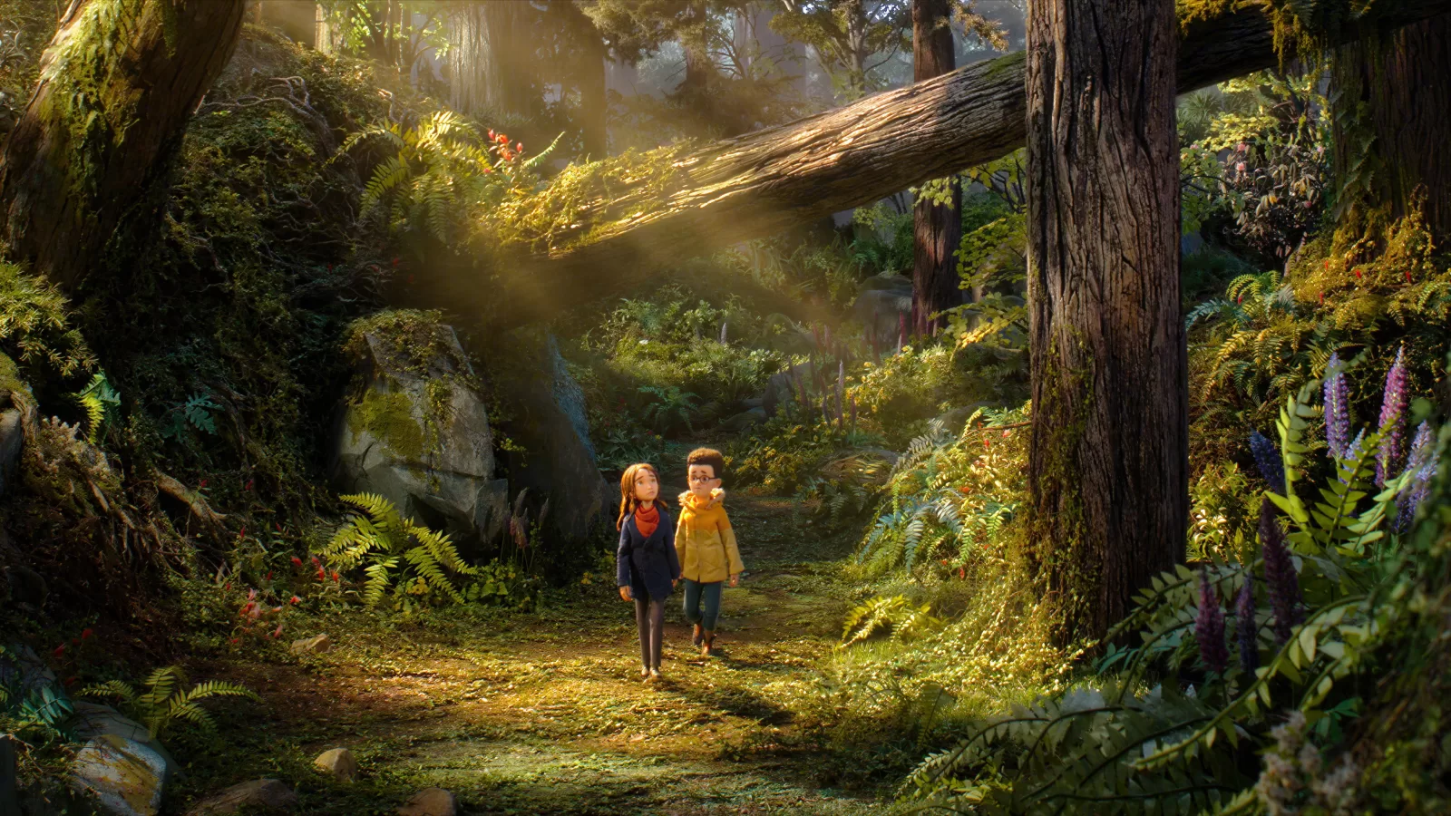 Dos niños caminan por un sendero en un bosque frondoso iluminado por rayos de sol entre árboles gigantes